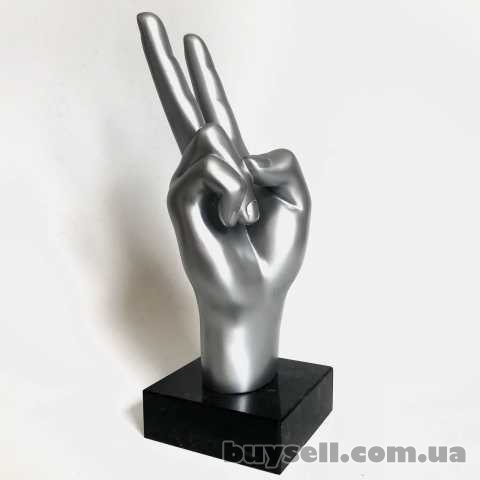 Наградные статуэтки на заказ,  статуэтки в виде жеста Peace