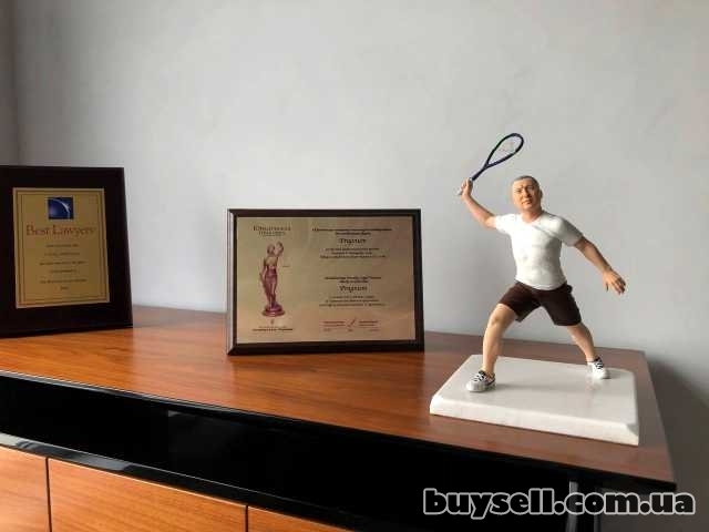 Шаржевая статуэтка теннисиста  производство шаржевых статуэток