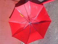 Зонт красного цвета