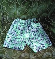 Новые мужские короткие шорты в чёрно-белую клетку с зелёным орнаментом