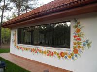 Робимо сучасні українські хати з природних матеріалів і з росписом