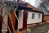 Полдома со всеми коммуникациями.Косметический ремонт.