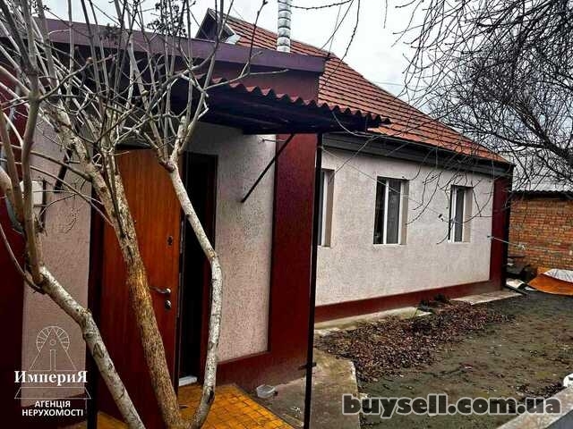 Полдома со всеми коммуникациями.Косметический ремонт.