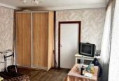 Полдома со всеми коммуникациями.Косметический ремонт.