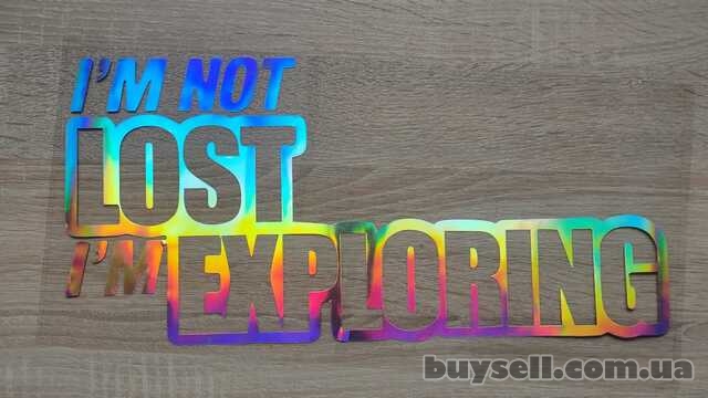 Наклейка на авто im not lost im exploring переводится