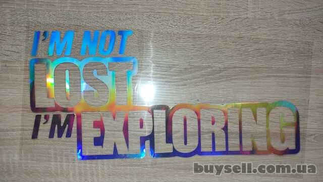 Наклейка на авто im not lost im exploring переводится