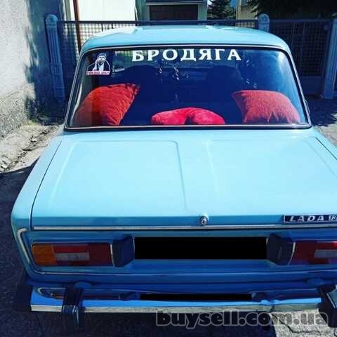 Наклейка на авто на заднее стекло Бродяга Чёрная,  Белая светоотражающ