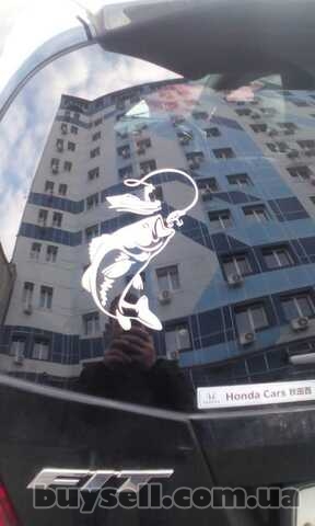 Наклейка на авто Рыбак с крупной рыбой Белая светоотражающая