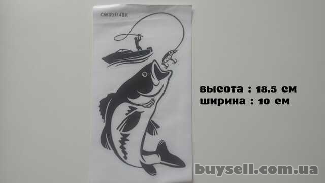 Наклейка на авто Рыбак с крупной рыбой Чёрная