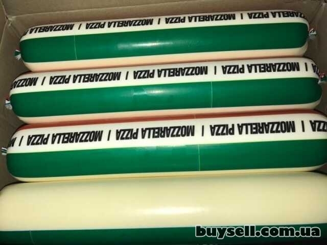 Моцарела, молочна продукція в асортименті