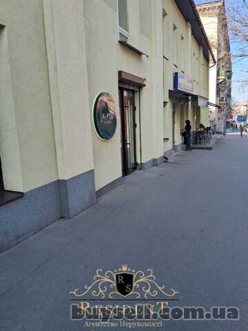 Приміщення на червоній лінії,  Січових стрільців (Шевченко 36) .