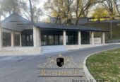 Приміщення на вході в Монастирський острів.  Тільки після ремонту.