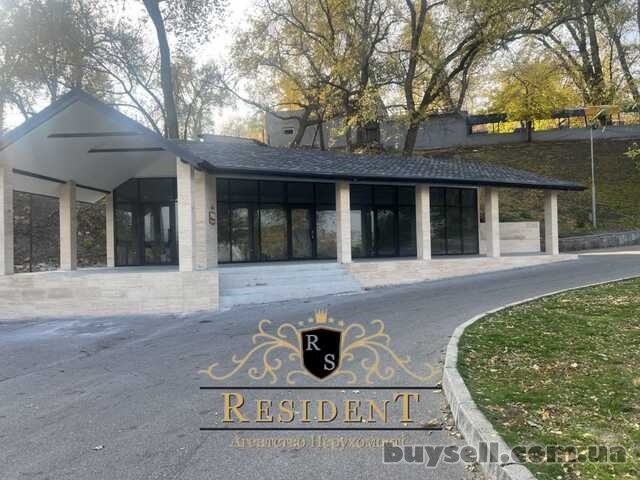 Приміщення на вході в Монастирський острів.  Тільки після ремонту.