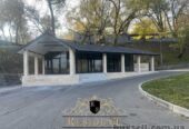 Приміщення на вході в Монастирський острів.  Тільки після ремонту.