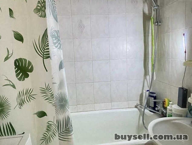 Продам 2-к квартиру 54 м2 на Косиора.  Кирпичная высотка,  средний эта