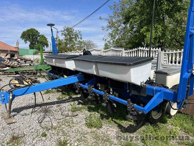 Kinze 3000,  8 рядів,