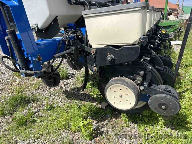 Kinze 3000,  8 рядів,