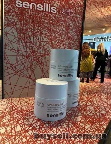 Объемные рекламные баночки для крема SENSILIS Upgrade Chrono Sensitive
