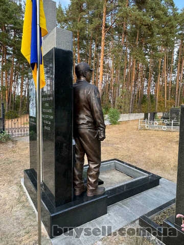 Пам’ятник загиблого льотчика,  виготовлення надгробків та скульптур дл