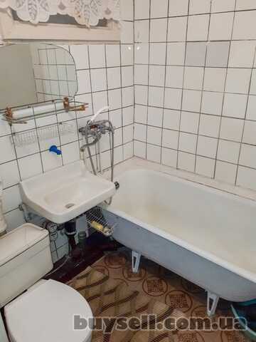Поселим 1 девушку 1200гр/месяц.  Рядом м " Голосеевская"