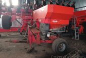 причіпний розкидач для мініральних добрив KUHN AXIS 30. 1
