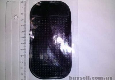 kovrik_antiskolzyaschiy_na_panel_avto_4049244