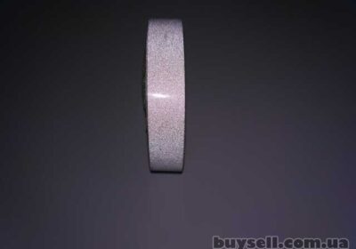 lenta_svetootrazhayuschaya_samokleyuschayasya_belaya_blizhe_k_serebru_4050681
