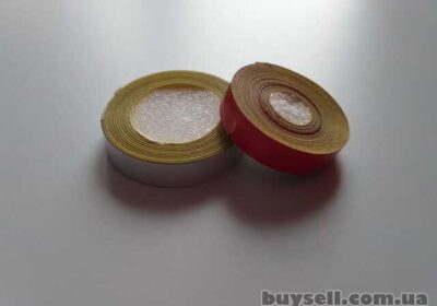 lenta_svetootrazhayuschaya_samokleyuschayasya_krasnaya_belaya_blizhe_k_serebru_4050881
