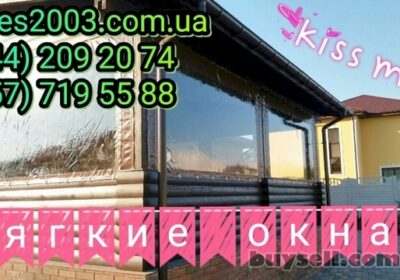 letnyaya_kuhnya_iz_brusa_s_prozrachnym_shtorami_pvh_myagkie_okna_4045119