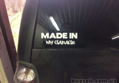 nakleyka_na_avto_Made_in_my_garage_belaya_svetootrazhayuschaya_4049131