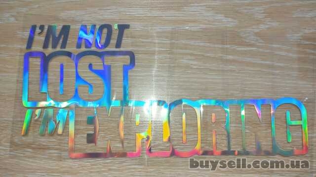 Наклейка на авто im not lost im exploring переводится Я не потерялся,