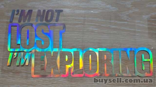 Наклейка на авто im not lost im exploring переводится Я не потерялся,