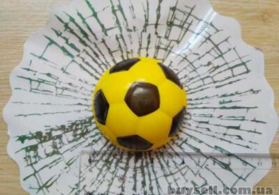 nakleyka_na_avto_myach_futbolnyy_zheltyy_v_okne_avto_nakleyka_prikol_4051166