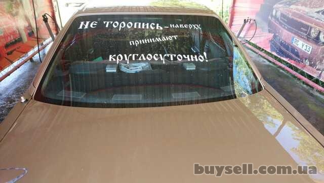 Наклейка на авто Не торопись наверху принимают круглосуточно Белая