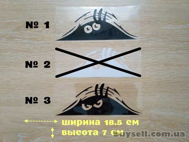 Наклейка на авто Подглядывает Черная