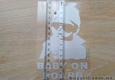 nakleyka_na_avto_rebenok_v_mashineBaby_on_board_belaya_sveto_4051204