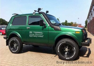 nakleyka_na_avto_svetootrazhayuschaya_ne_toropis_naverhu_prinimayut_kruglos_4050740