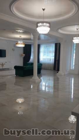 Продам двухэтажный дом с бассейном в Лесках,  347 кв.  м.