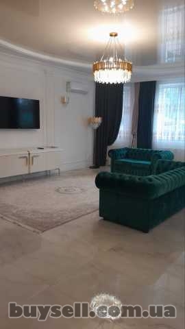 Продам двухэтажный дом с бассейном в Лесках,  347 кв.  м.