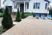 Продам двухэтажный дом с бассейном в Лесках,  347 кв.  м.