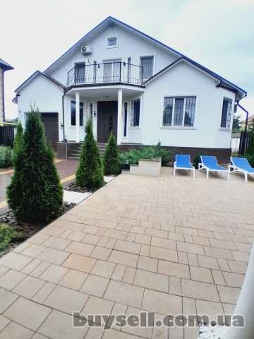 Продам двухэтажный дом с бассейном в Лесках,  347 кв.  м.