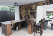 Продам двухэтажный дом с бассейном в Лесках,  347 кв.  м.