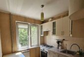 Продам квартиру 33 кв.  м. ,  4/5,  ул.  Ген.  Бочарова/Жолио Кюри.