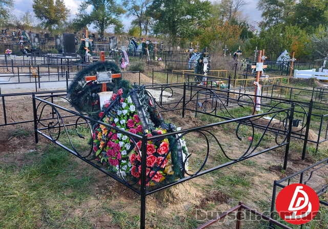 Оградки на могилу,   кладбище.