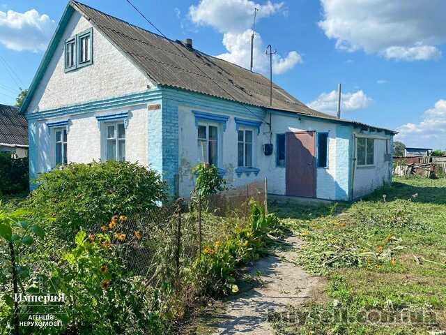Продам кирпичный дом в Центре села Великополовецкое.Участок 65 соток.