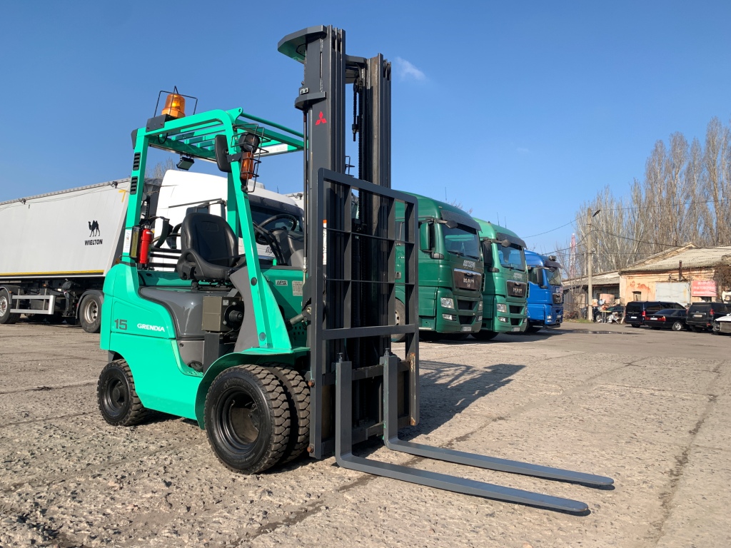 навантажувач вилковий Mitsubishi,  на спарці пневмо,  з щоглою триплек