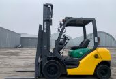 Вилковий автонавантажувач Komatsu з бічним зміщенням.