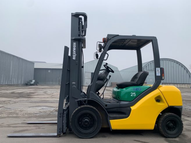 Вилковий автонавантажувач Komatsu з бічним зміщенням.