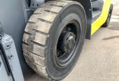 Вилковий автонавантажувач Komatsu з бічним зміщенням.
