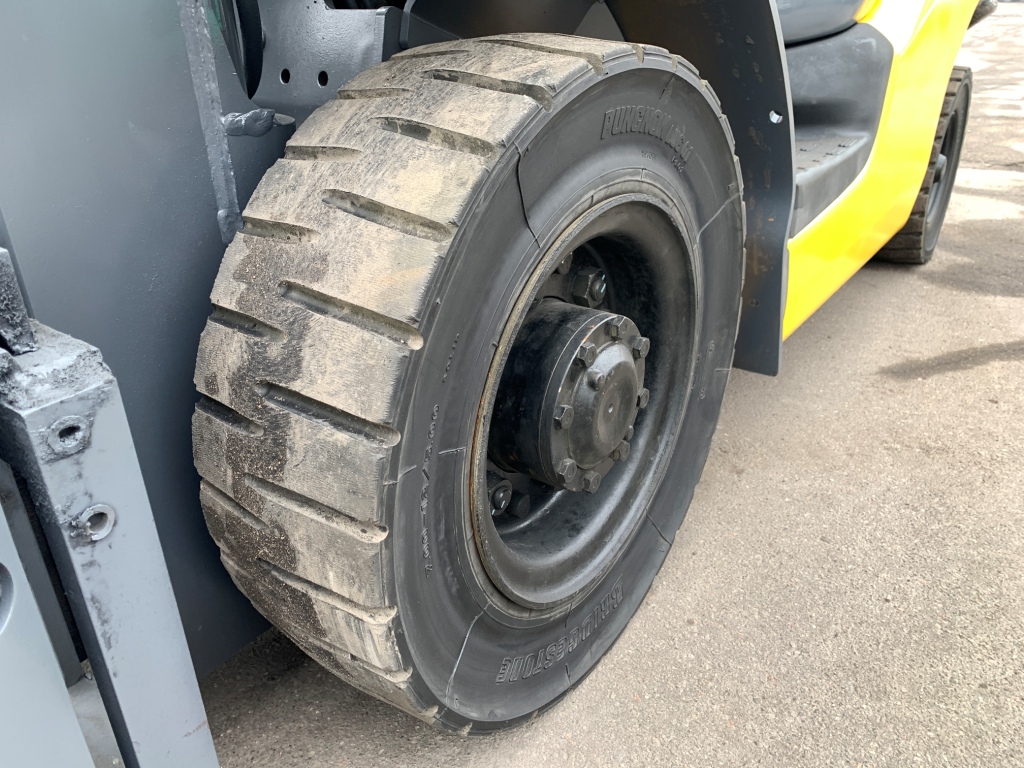 Вилковий автонавантажувач Komatsu з бічним зміщенням.